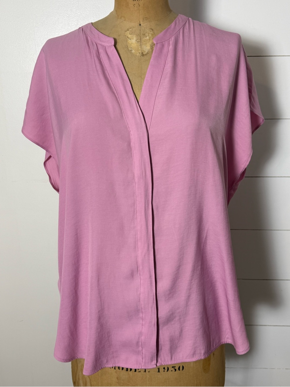Banana Republic Button Down Women's Pink Short-Sleeve V-Neck Blouse
